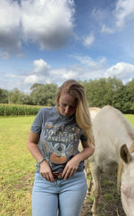 Afbeelding in Gallery-weergave laden, She&#39;s country music grijze T-shirt met korte mouwen
