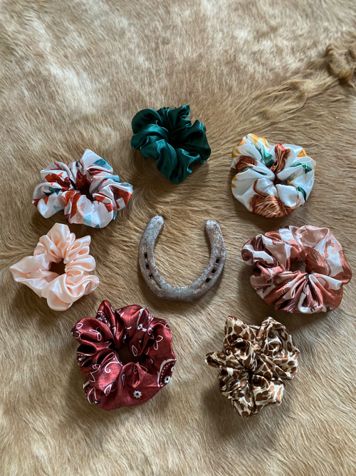 Handgemaakte western scrunchies met paardenprint en bandana motief – Stoere en stijlvolle haaraccessoires voor cowgirls