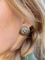 Afbeelding in Gallery-weergave laden, ronde concho clip on oorbellen
