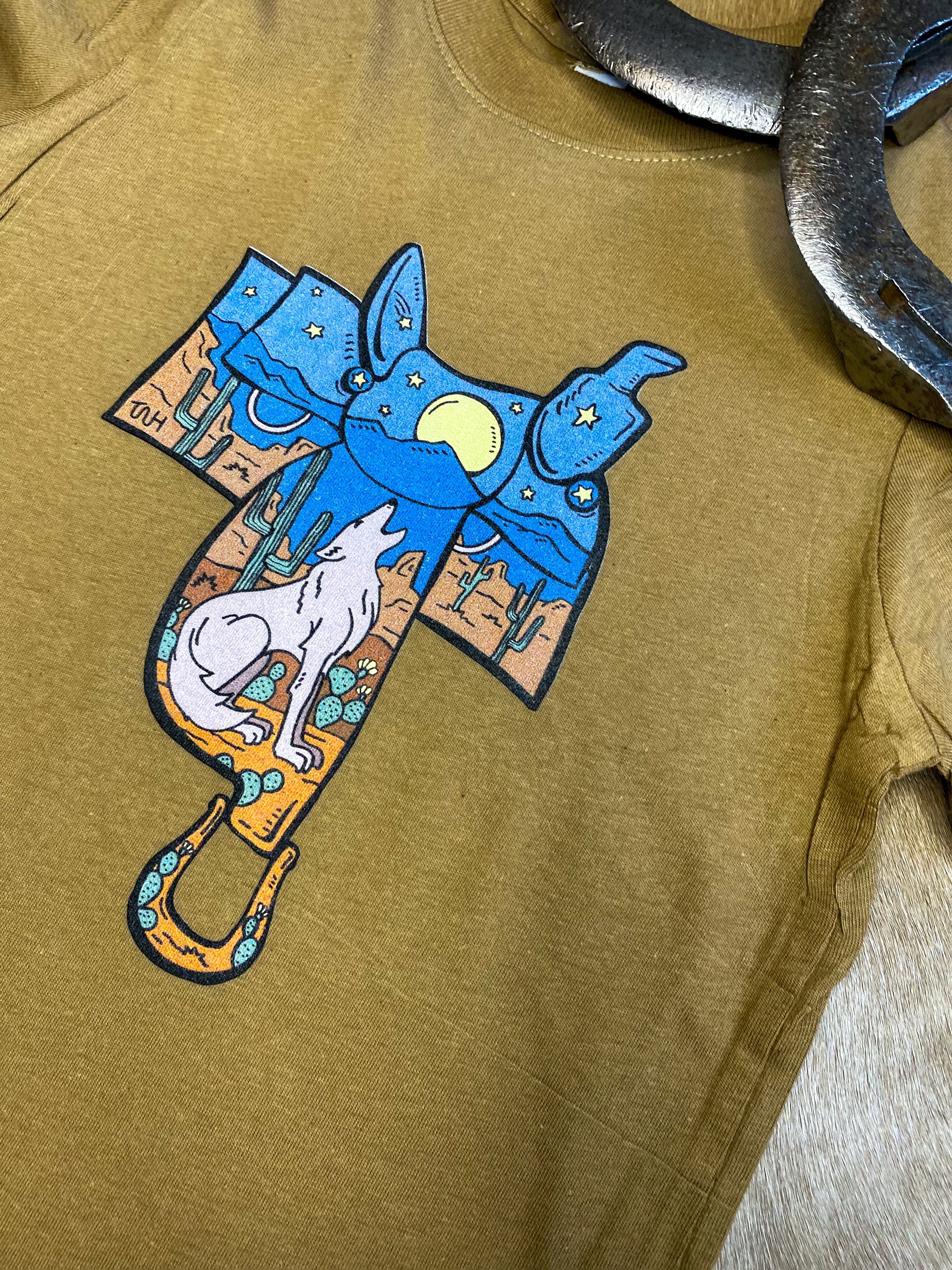 shirt voor kinderen met westernzadel en coyote print.