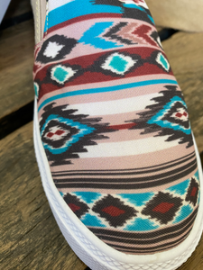 blauw rood gekleurde slip on sneakers met aztec print. 