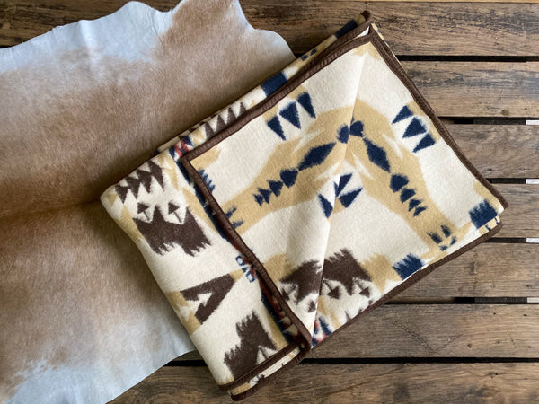 beige kleurige Tasha polizzi deken met aztic print