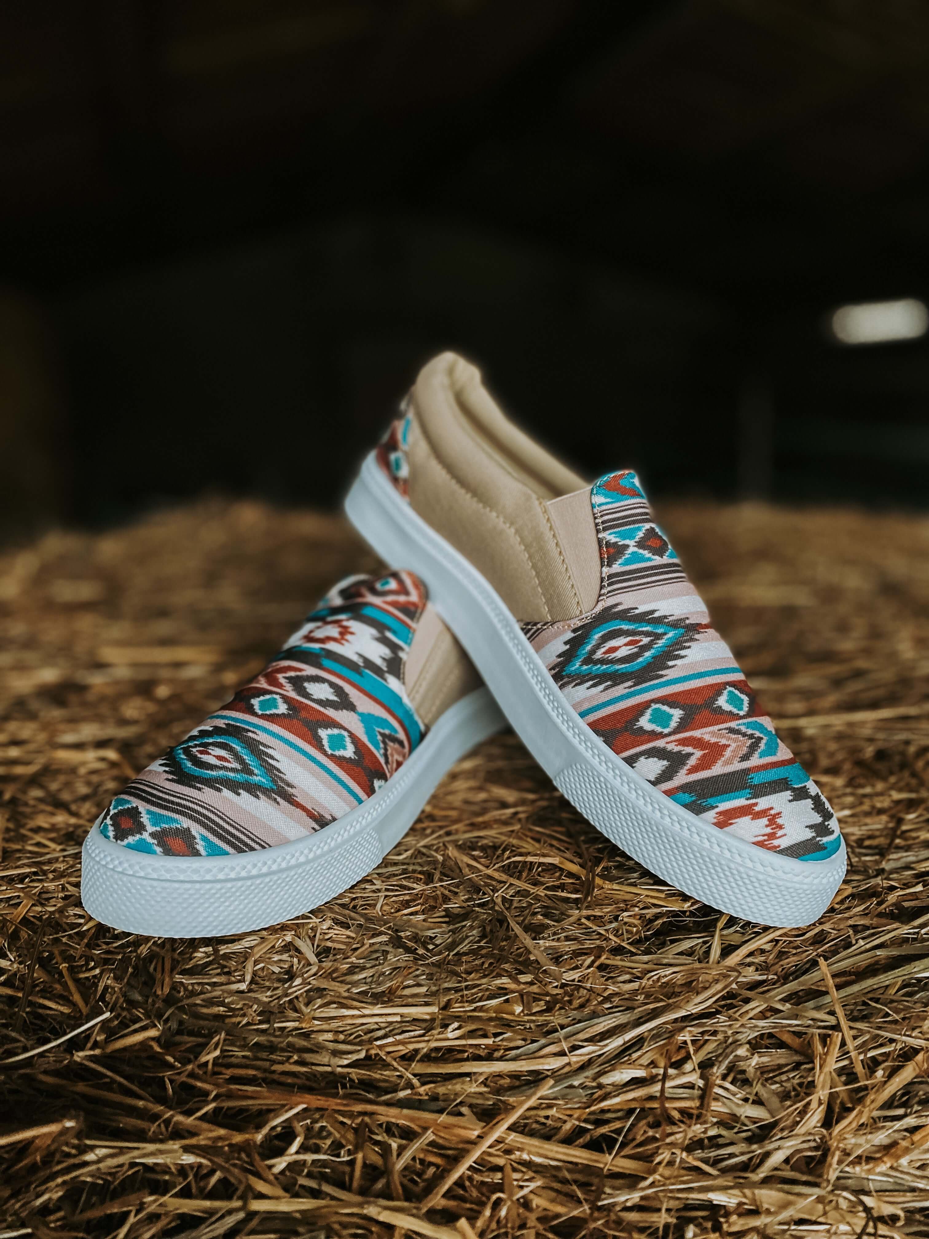 blauw rood gekleurde slip on sneakers met aztec print. 