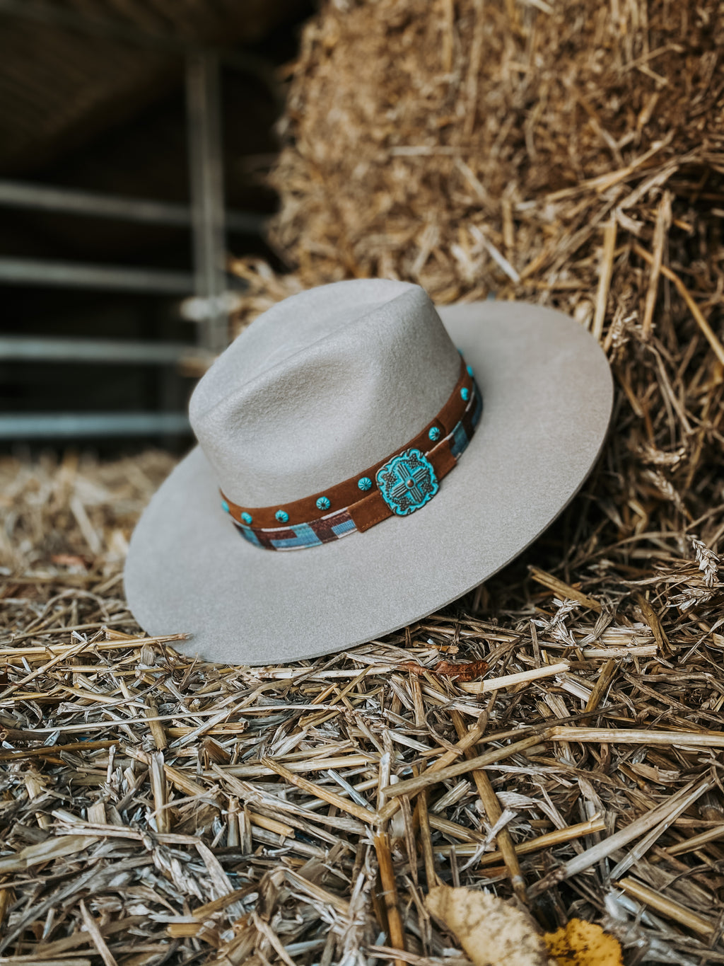 Western hoed met boho look – hoed met brede rand en gedetailleerde band, perfect voor een bohemien stijl.